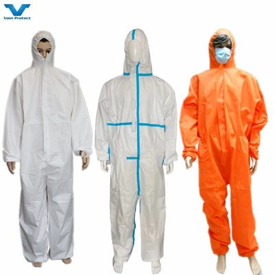 55000pcs ανά 40Q Εναχρησιμοποιήσιμα προστατευτικά ρούχα μη υφασμένα PP SMS μικροπορώδη κάλυψη