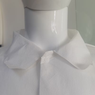 400 Μικρο-πορώδες Tyvek λευκό σακάκι εργαστηρίου χωρίς τσέπες ελαστικοί καρποί και το μπροστινό μέρος