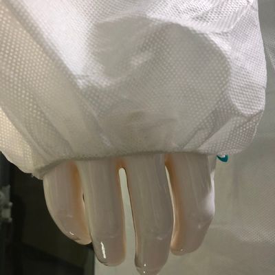 400 Μικρο-πορώδες Tyvek λευκό σακάκι εργαστηρίου χωρίς τσέπες ελαστικοί καρποί και το μπροστινό μέρος